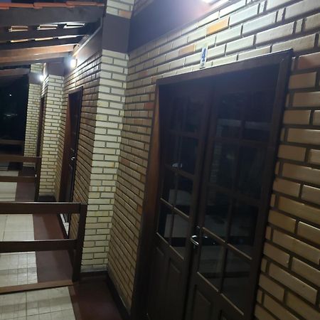 Residencial Costumes Brasileiras Hotel Бомбиняс Стая снимка